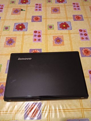 Laptop Lenovo G585 con cavo di alimentazione
