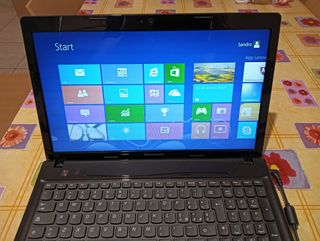 Laptop Lenovo G585 con cavo di alimentazione
