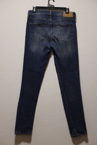 Pantalón vaquero estrecho con bolsillos extendidos