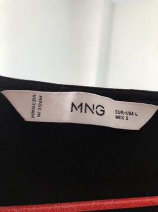 Blusa negra con volante