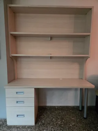 Escritorio con estantería y cajones