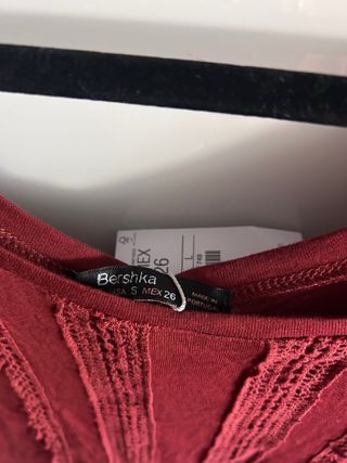 Camiseta roja con etiqueta talla S