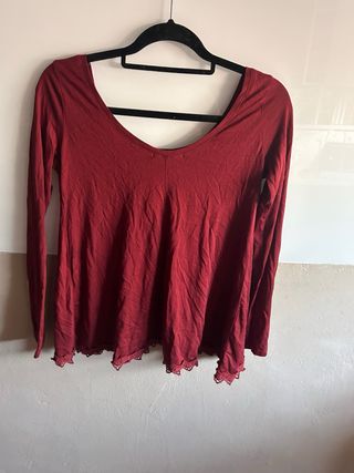 Camiseta roja con etiqueta talla S