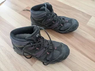 Botas de montaña Salomon negras y rosas