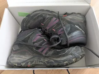 Botas de montaña Salomon negras y rosas