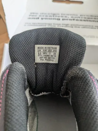 Botas de montaña Salomon negras y rosas