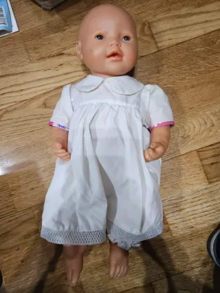 Muñeco bebé con vestido blanco