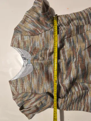 Blusa de manga corta con detalles dorados