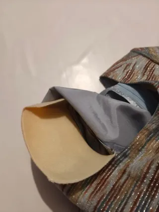 Blusa de manga corta con detalles dorados