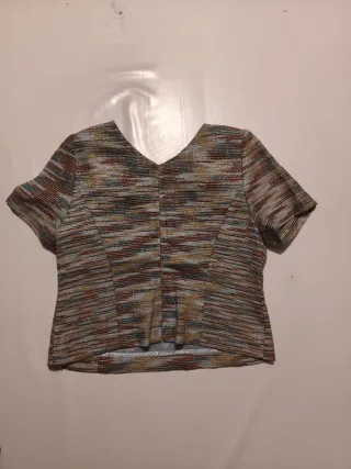 Blusa de manga corta con detalles dorados