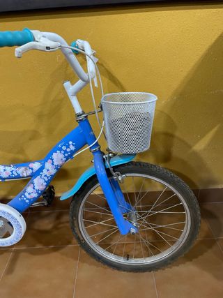 Bicicleta infantil azul con cesta