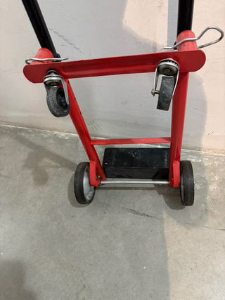Carretilla de transporte roja y negra.