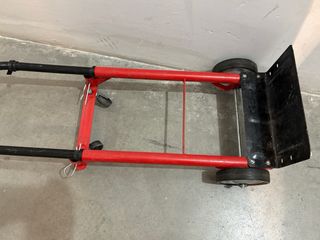 Carretilla de transporte roja y negra.