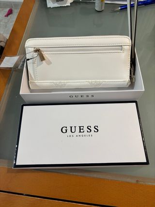 Cartera Guess blanca con símbolos en relieve