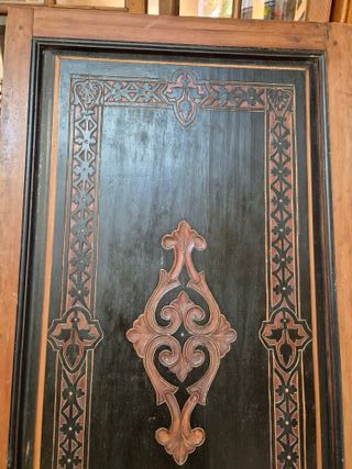 Puerta antigua policromada