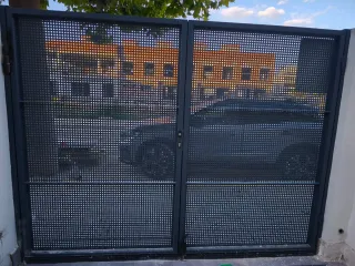 Puerta garaje exterior de hierro, color antracita.