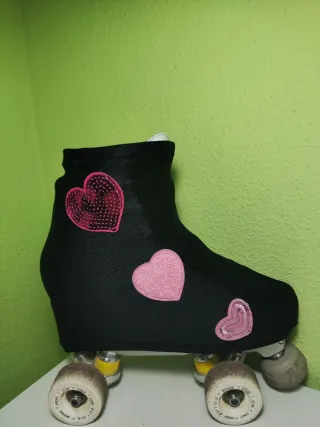 Cubrepatines Licra Negros con Corazones Rosas