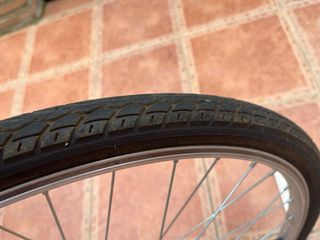 Bicicleta de paseo azul con cesta