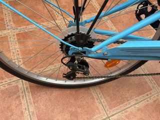 Bicicleta de paseo azul con cesta