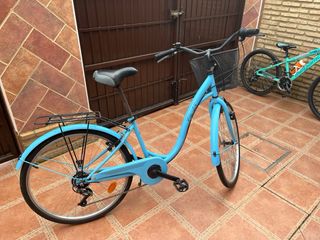 Bicicleta de paseo azul con cesta