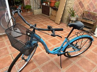 Bicicleta de paseo azul con cesta