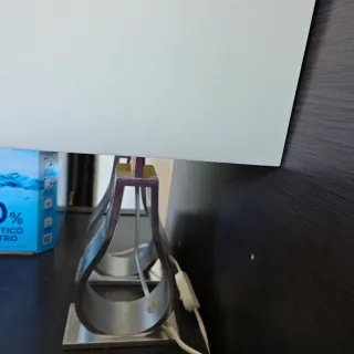 Lampade da tavolo argentate e bianche