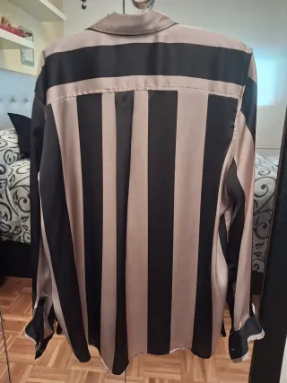 Camisa de rayas beige y negra
