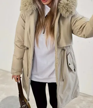 Chaqueta de invierno beige con capucha