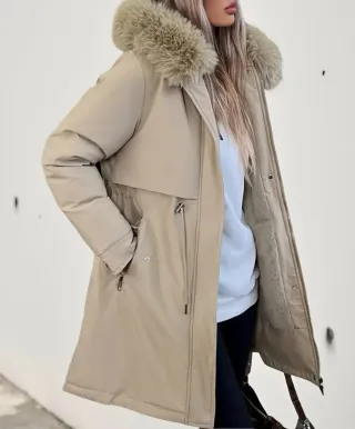 Chaqueta de invierno beige con capucha