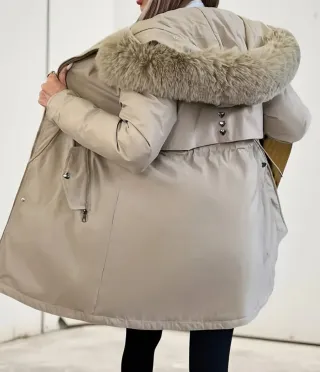 Chaqueta de invierno beige con capucha