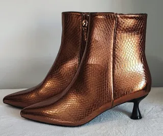 Botines tacón bajo efecto cocodrilo oro viejo