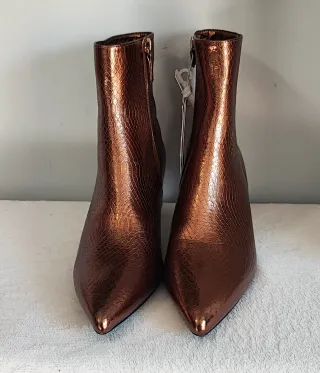Botines tacón bajo efecto cocodrilo oro viejo