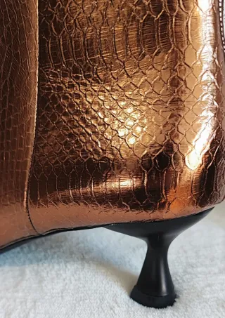 Botines tacón bajo efecto cocodrilo oro viejo