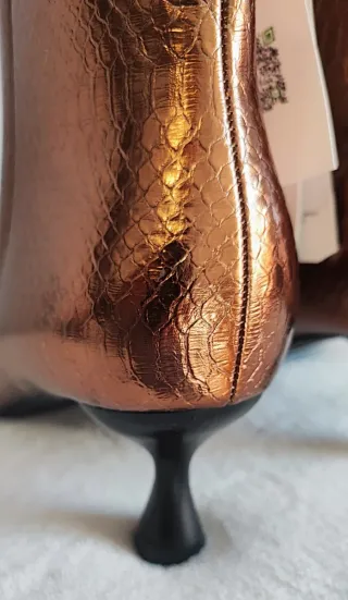 Botines tacón bajo efecto cocodrilo oro viejo