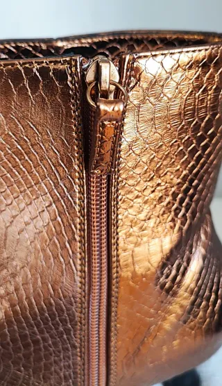 Botines tacón bajo efecto cocodrilo oro viejo