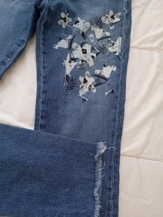 Pantalón vaquero Zara bordado floral