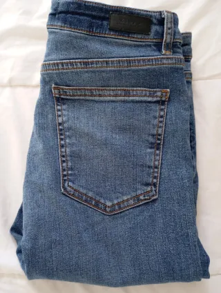 Pantalón vaquero Zara bordado floral