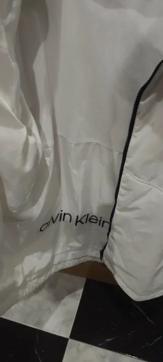 Chaqueta Calvin Klein Blanca y Negra