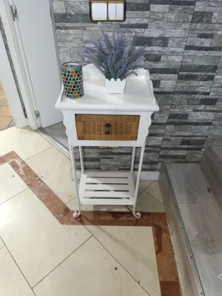 Comodino con cassetto in vimini