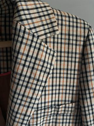 Traje de cuadros beige y marrón