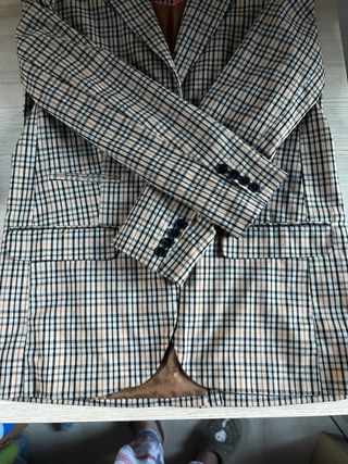 Traje de cuadros beige y marrón