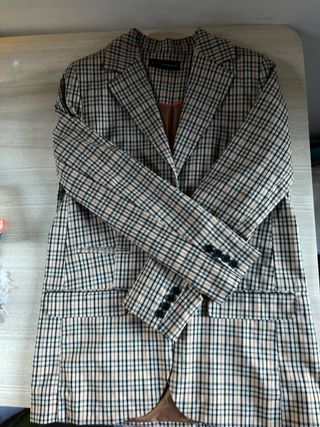 Traje de cuadros beige y marrón