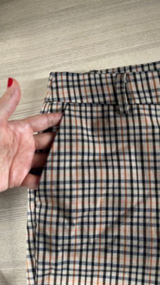 Traje de cuadros beige y marrón