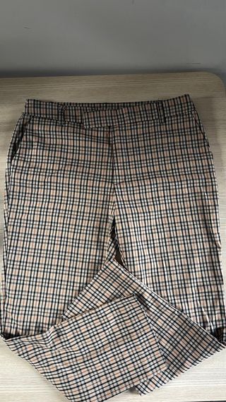 Traje de cuadros beige y marrón