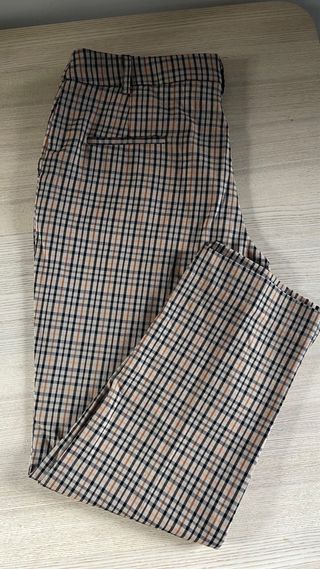 Traje de cuadros beige y marrón