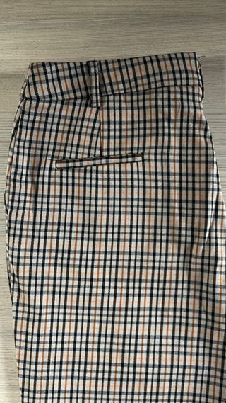 Traje de cuadros beige y marrón