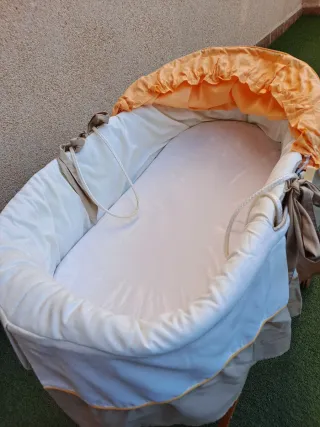 Moisés de bebé con patas de madera