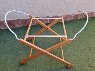 Moisés de bebé con patas de madera