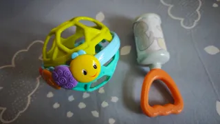 Sonajero y pelota para bebé