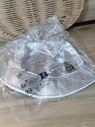 Pantalones y sombrero plateados brillantes